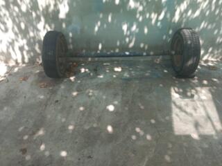 Ось с колёсами от самодельного прицепа
