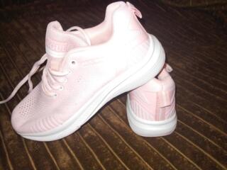 Продам новые кроссовки 38 размер