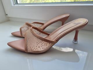 Продам новые модные шлепанцы!