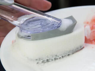 Щетка для мытья посуды с дозатором моющего.