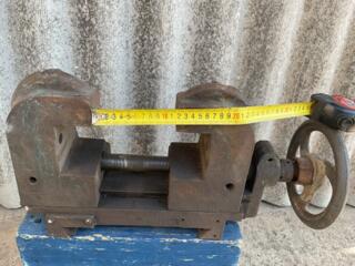 Продам большие (50 кг. ) станочные тиски. Цена 3 тыс. руб. Торг.