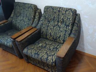 Два нераскладных кресла и есть диван такой же
