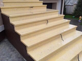 Полы, ступеньки из мраморной и гранитной крошки.