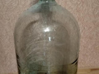 Стеклянный бутыль на 20 литров.