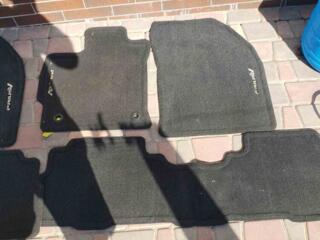Продам коврики домкрат полики toyota prius V и приус 30