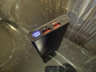 Powerbank 10000 mAh с функцией быстрой зарядки.