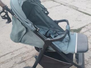 Прогулочная коляска с надувными колесами