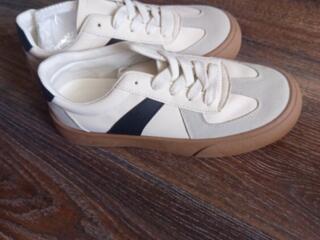 Новые кроссовки 39 размер.