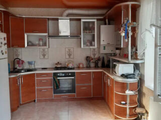 Продам 2-х этажный кирпичный дом с ремонтом на Ленпоселке