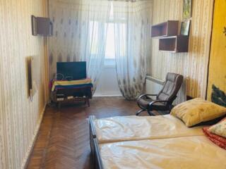 Продам трёх комнатную квартиру на Соборной площади .Исторический дом .