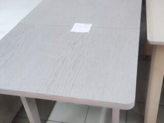 Стол обеденный.