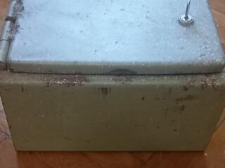 Сейф маленький 200 рублей