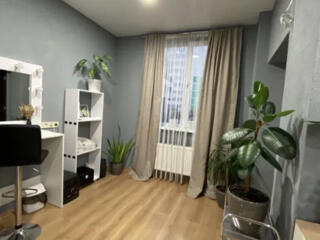 Продам квартиру под любой вид коммерции или для проживания.