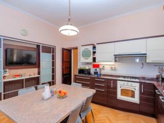 Дом в респектабельном районе. Кодру.