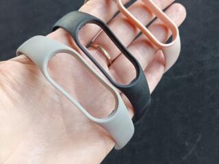 Продам браслеты к Сяоми Mi Band 4, 6 и зарядное Mi Band, цена 30 руб