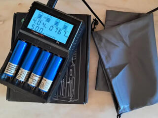 Зарядное устройство R4 для АА/ААА/18650 и других аккум и тест емкости