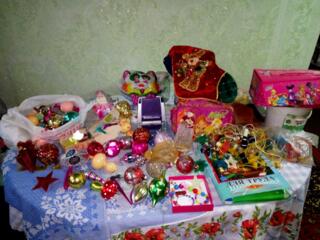 Продам перчатки наколенники скейт игрушки набор юного электрика.