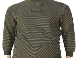 Тонкий мужской джемпер большого размера.