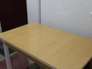 Продаются четыре стула и кухонный стол.