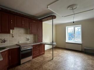 Просторный двухэтажный дом с ремонтом в нескольких минутах от города.