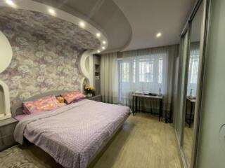 Продаю великогабаритну 2 кімнатну квартиру. 64 м. Будинок Художників