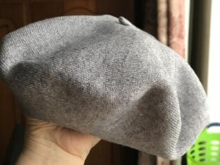 Продам береты зимний и демисезонный, шапки, шарф, палантин, манишку.