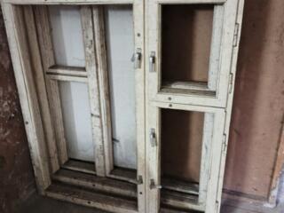 Окна и двери деревянные.
