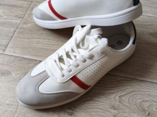 Продам новые кроссовки