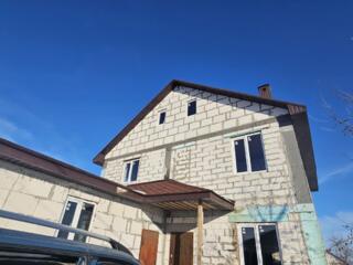 Село Усатова. Большой двухэтажный дом с землей.