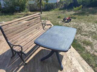 Продам деревянную лавочку уличную, кованые - опора вместе со столом