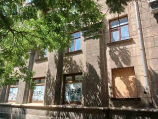 Продаю под ремонт двушку сталинку в центре