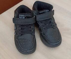 Кроссовки 27 размер утеплённые на флисе.