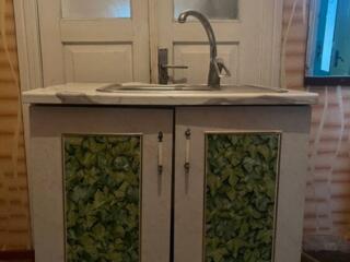 Продам кухню б/у с краном и раковиной. Столешницу новую 2м цвет кофе