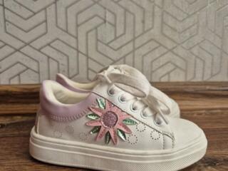 Продам туфли, сапожки, кроссовки, чешки для девочки