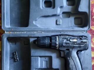 Продам шуроповерт с кейсом без аккумуляторов на запчасти.