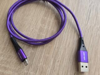 Кабель для iPhone и зарядное устройство.