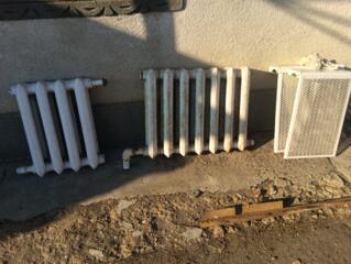 Радиаторы чугунные, экран защитный.