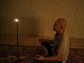 Тратака. Стойка для медитации на свечу.