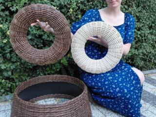 Юбки для новогодних ёлок и веночки из ротанга.