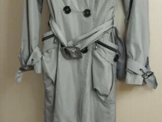 Продам плащ с капюшоном в отличном состоянии (практически новый).