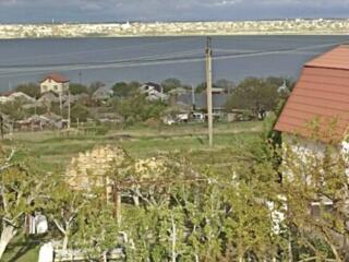 Площадь участка 6 соток. Дом имеет два этажа, 4 жилых комнаты. На ...