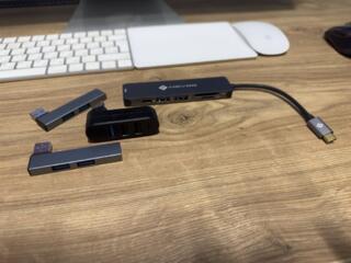 Macbook - переходник для подключения устройств.