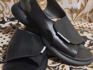 Продам женские кожаные босоножки