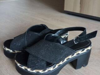 Продаются босоножки