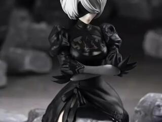 Коллекционная фигурка в черно-белом стиле