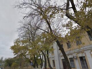 Предлагается к продаже просторная 2 комнатная квартира вблизи центра .