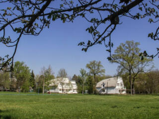 Отдых в уютных коттеджах в Меренештском лесу.