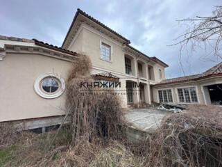 Великий будинок на Осокорках . Вже готовий до ремонту. Коли Ви будете 