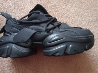 Продам новые кроcсовки 38.39 размер ботинки 37 разм