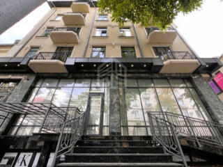 Parter la prima linie cu tavane înalte și geamuri panoramice, ...